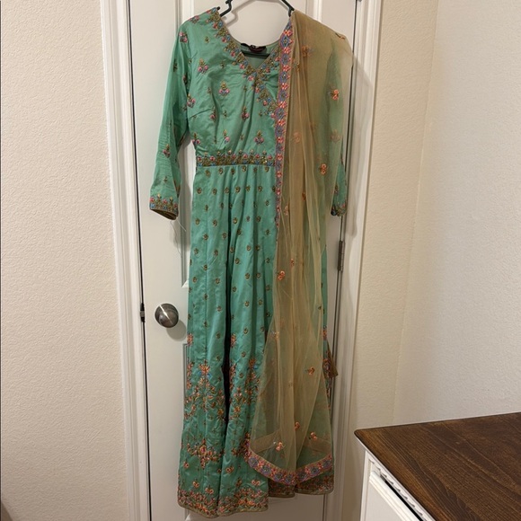 Women’s Indian style Green Embroidered Gown Size 38 - Picture 1 of 1